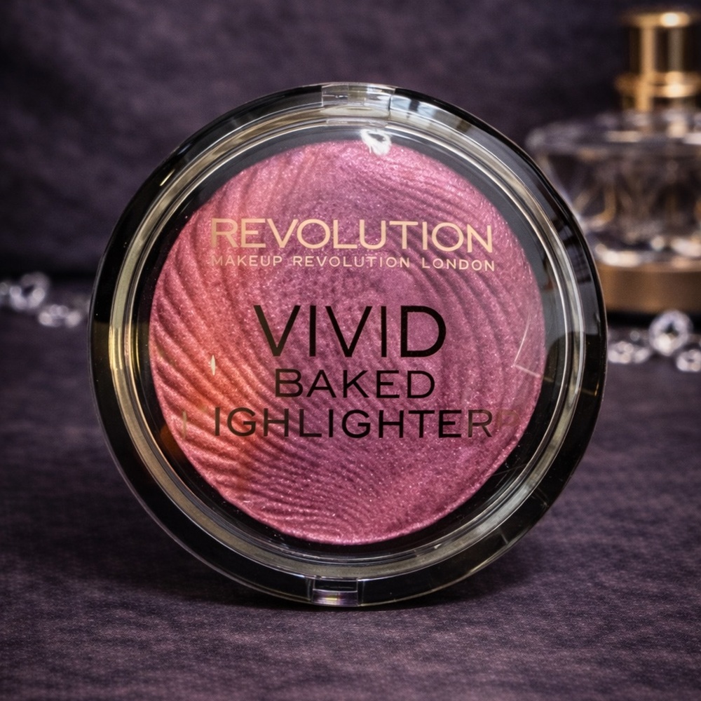 Makeup Revolution | Vivid Baked Highlighter –‎ Rose Gold Lights